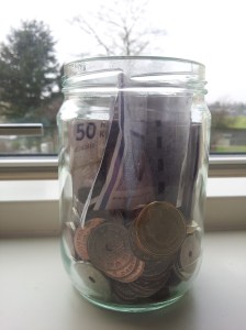 Jeg kan bedre lide at bruge et gennemsigtigt glas, end en sparegris, for her kan jeg følge med i hvor fyldt den er.