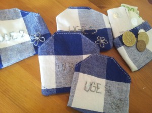 Jeg har valgt at sy kuverterne i stof, så jeg har noget pænt at kigge på, men du kan selvfølgeligt også bruge almindelige papirskuverter i stedet.