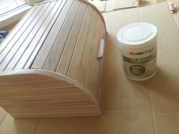 Brødkassen blev efterhånden ret pæn, da den fik en smule maling, men i stedet for at male den kridhvid, har jeg kun malet så man stadig kan se knasterne i træet